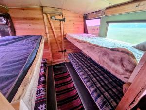 two beds in the back of a train room at Retro Saunabuss Valgamaal in Sooblase