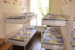 Rúm í herbergi á Vishnya Hostel