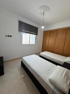 a bedroom with two beds and a window at Saramica Apartamento in Riffiene