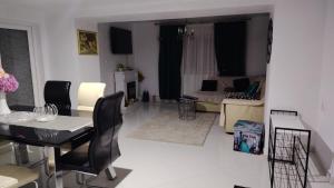 a living room with a table and a dining room at Eden House Șelari in Şelari