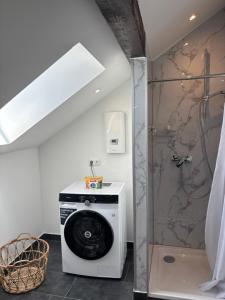 a bathroom with a washing machine and a shower at Vilseck Stay in Vilseck