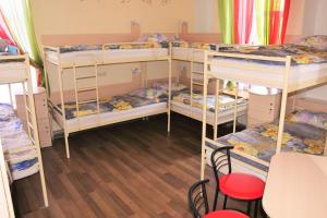 Rúm í herbergi á Vishnya Hostel