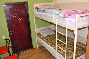Rúm í herbergi á Vishnya Hostel