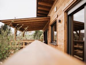 ein Haus mit Blick nach draußen in der Unterkunft Romantikchalet Vogelnest mit Whirlpool, Kamin, Balkon & Terrasse in Vorra + 33 Fotos