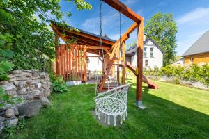 a swing in the yard of a house at Osada Malawka pod Śnieżką - wypoczynek w saunie lub jacuzzi z widokiem na góry in Karpacz