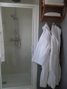 a group of white towels hanging on a wall next to a shower at Le Pic-Vert in Rang-du-Fliers +18 photos