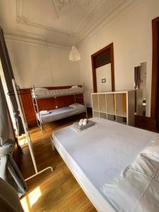 a room with two bunk beds and a mirror at Rota Ria Alojamento Local in Aveiro