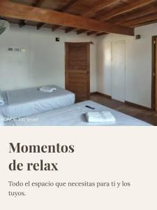 ein Schlafzimmer mit einem Bett und ein Zimmer mit einer Tür in der Unterkunft Maderobeach1 in Máncora + 38 Fotos