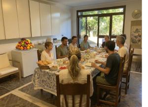 a group of people sitting around a table eating at Casa Yoga 2 Rilassati in una oasi di pace immersa nella natura a soli 60 minuti da Roma in Bassano Romano +43 photos