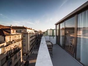 einen Balkon mit Blick auf eine Stadt mit Gebäuden in der Unterkunft OPORTO GUEST Wine Experience Flat in Porto