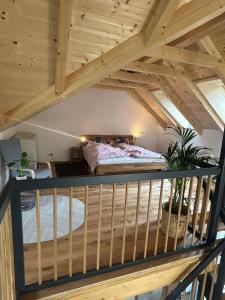 a room with a bed in the attic at SchiScho's Lodge in Sankt Kathrein am Offenegg