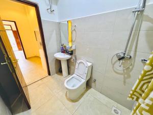 un bagno con WC e lavandino di Panda Hostel a Zanzibar City Altre 108 foto