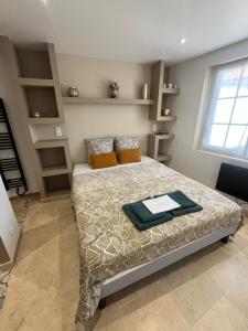 a bedroom with a bed with orange pillows at Douce escale in Le Crotoy