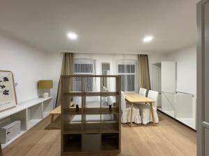 ein Zimmer mit einem Schreibtisch und einem Tisch in einem Zimmer in der Unterkunft Whisper Studio in Lębork