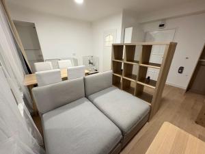 ein Wohnzimmer mit einer Couch und einigen Stühlen in der Unterkunft Whisper Studio in Lębork