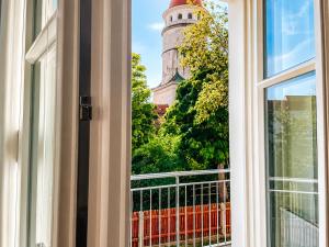 an open window with a view of a tower at SCHEE Apartments - stilvolle & zentrale Wohnungen mit Privatparkplatz in Nördlingen