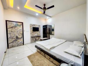 a bedroom with a bed and a ceiling fan at Hotel Shree Karni Palace in Deshnoke