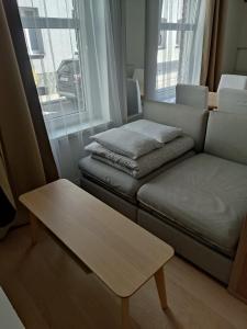 ein Wohnzimmer mit Sofa und Couchtisch in der Unterkunft Whisper Studio in Lębork