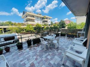 a patio with a table and chairs on a balcony at Sesto Calende Centro in Sesto Calende