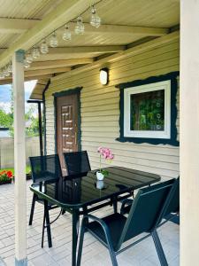 a patio with a table and chairs in front of a house at Domek wypoczynkowy SŁOŃCE - k Karpacza in Podgórzyn