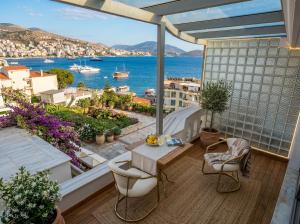 a balcony with a view of the ocean at Alfred Promenade Apartments in Sarandë