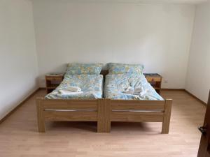 a bed in a room with two twin beds at Sam's Lakeview apartment in Ringgenberg