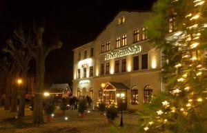 a lit up building with christmas lights in front of it at Hotel an der Rennbahn Kostenloses Parken in Dresden