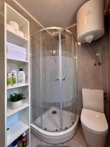 a shower stall in a bathroom with a toilet at MARIS MOBILE HOME in Drage