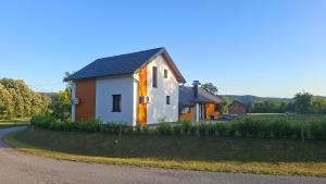 a small house on the side of a road at Kuća za odmor Vrata Papuka in Pakrac