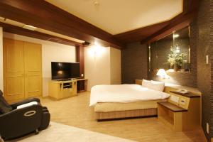 安城町にあるホテルNOA (大人専用)のベッドとテレビがあるホテルの部屋 +37枚の写真