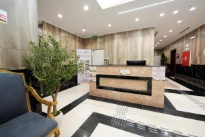a lobby with a counter and a chair in a building at فندق النخبة البلاتيني - Platinum Elite Hotel in Medina