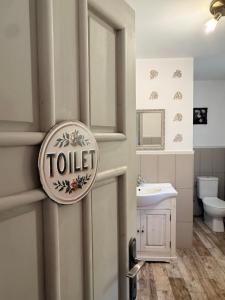 a bathroom with a toilet sign on the door at Ubytovanie Lišov 3 - Vidiecky dom in Lišov