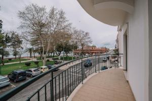 einen Balkon eines Gebäudes mit Straßenblick in der Unterkunft Casa do Jardim in Olhão