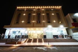 a building with stairs in front of it at night at فندق النخبة البلاتيني - Platinum Elite Hotel in Medina