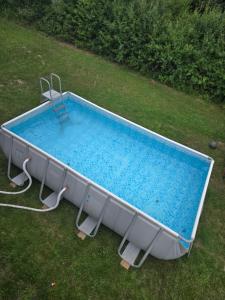 an overhead view of a swimming pool in the grass at Apartament 1 w Leśnym Zaciszu in Czertyń