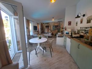 a kitchen and living room with a table and chairs at Kúria Apartman Extra in Budapest