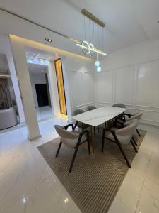 a dining room with a table and chairs at Xclusive Luxury Apt in Mopo Onijebu