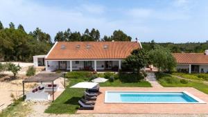 an image of a house with a swimming pool at Monte Do Poço Country House in Erra