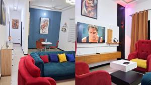 a living room with a blue couch and red chairs at Cotonou AMAZONE GUEST in Cotonou