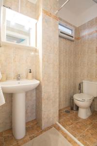un bagno con lavandino e WC di SkyView Loft a Kalamáta Altre 8 foto