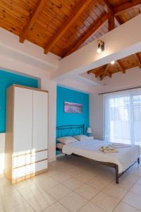 una camera da letto con due letti e pareti blu di SkyView Loft a Kalamáta