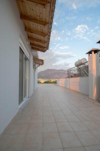 un balcone vuoto con vista sulle montagne di SkyView Loft a Kalamáta