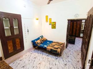 a room with a bed in the corner of a room at Shukla home stay in Jabalpur
