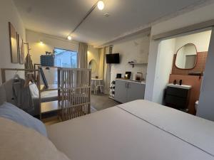 ein Schlafzimmer mit Bett und ein Wohnzimmer in der Unterkunft Homemade Studio in Liebshausen