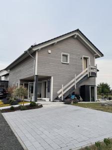 ein graues Haus mit einer Auffahrt davor in der Unterkunft Homemade Studio in Liebshausen + 13 Fotos