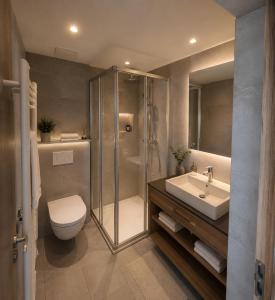 a bathroom with a shower and a toilet and a sink at Köcks Bed & Breakfast in Galtür