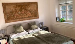 a bedroom with a bed and a painting on the wall at Buhne 27 in Dierhagen