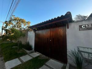 a brown door on the side of a house at Casa Nova Praia Vivamar in Cabo Frio