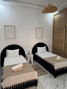 two beds sitting next to each other in a room at Villa Mazzyd in Temlale