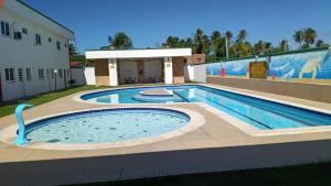 a swimming pool in front of a building at Praia do Frances-Riviera do Frances casa 37 in Marechal Deodoro